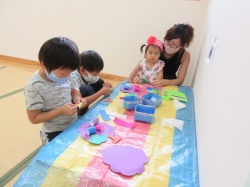 「こうやってのりペッタンするんだー」 お兄ちゃんたちがつくるのを観察中です！