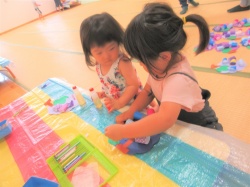 のりでペッタンしてブドウの実をつくるよ！