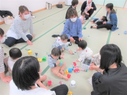 おともだちと一緒におもちゃで遊んだね！