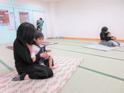 ママのお膝の上や抱っこされて心地いい音楽の世界へ♫