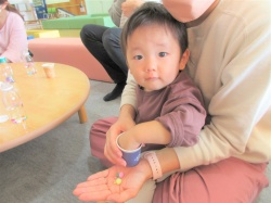 どれにしようかな！紙コップにたくさんの飾りが入っているよ！