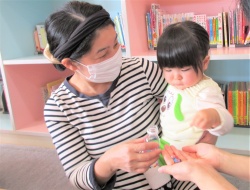 ペットボトルに入れるの楽しいね！