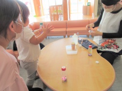 可愛いパーツを入れたらあとは… お水を注いで蓋をテープで補強したら出来上がり♫