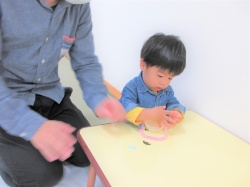 紙コップにシールを貼るのって難しいね！集中集中！