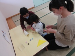 折り紙で輪っかを作ってうろこにしました!