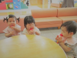 みんなでお茶会よ♡ ガラガラをアムアムしてます♡