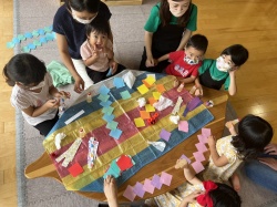 七夕飾り作りに夢中のみんな♪