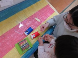 お母さんと一緒にペタペタ♡